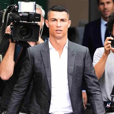 Ronaldo kiện Juventus để đòi lại tiền lương khi nghỉ dịch